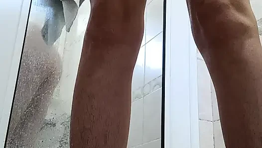 Amcığımı tıraşın ikinci kısmı ve banyoda duş al!