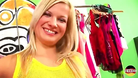 Güzel Alman hatun bakış açısıyla sikişme fetişi yapıyor