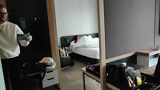 Sürtük evli kadın tatilde yatakta kahvaltı istiyor