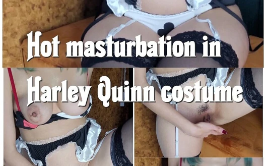 Harley Quinn kostümü içinde ateşli mastürbasyon