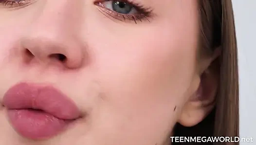 Tatlı kız aynada - fragman