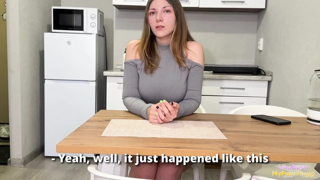 "Ya şimdi beni sikiyorsun ya da üvey annem aldattığını öğrenecek!" Üvey kızım sadakatsizliklerimi saklamama yardım ediyor