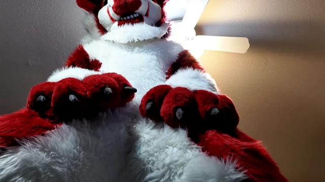 Fursuit omorashi - tam vücut murrsuit'imin içinde işiyorum