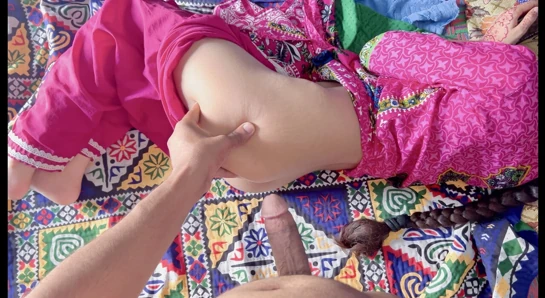 Üvey kız kardeş üvey erkek kardeş odasında dinleniyor pakistanlı fatima sikişiyor