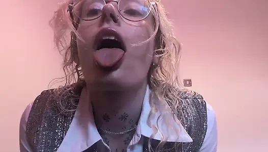 Seksi emlakçı satışı yapmak için çaresiz