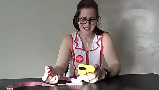 Dr. Anna'nın muayenesi küçük bir yarağı Fransızca aşağılıyor