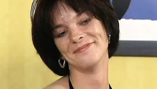 Mükemmel Alman bebek sert sikişten sonra döl yutuyor