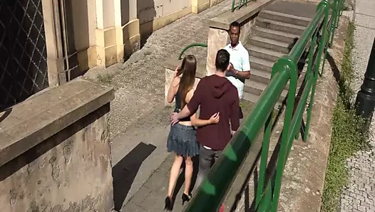 Meine Freundin finanziert unseren urlaub indem sie mit einem schwarzen fickt