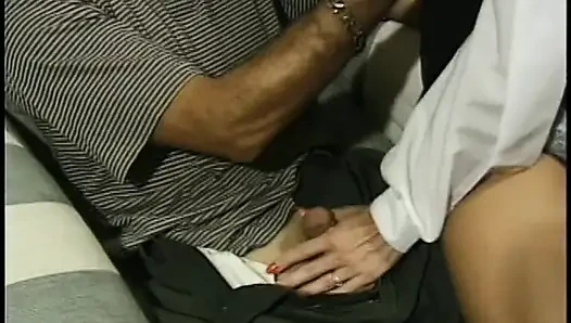 Ateşli esmer ıslak sıkı amında büyük bir yarak hissetmeyi seviyor