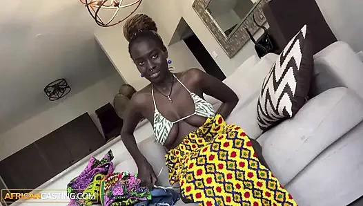 Tetas naturales negra milf chupa y folla gran polla blanca productora en casting