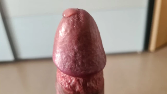 Ağır çekim boşalma çeşmesi ile mastürbasyon yapıyor