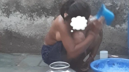 Hintli umumi banyoda seks