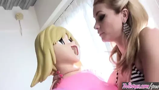 Heather vandeven seks bebeği ile biraz eğleniyor - twistys