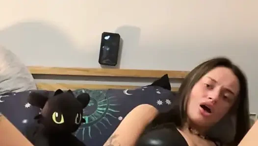 Azgın gotik genç kız yapay penisine binerken izlenmeyi seviyor