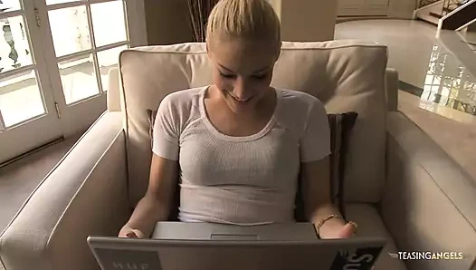 Tatlı kız banyoda yarak emmeyi ve sikişmeyi seviyor