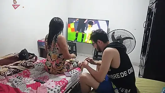 New York Abd'li 18 yaşındaki esmer büyük sarkık memeler üvey erkek kardeşinin büyük yarağını sikiyor