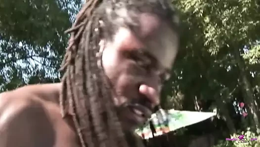 Bu muhteşem zenci kızı yoğun bir açık havada aksiyonda izlemek çok tahrik edici ve memnun edici