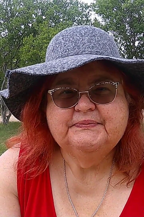 Hemşire Vicki parkta bankta tamamen giyinmiş sigara içiyor