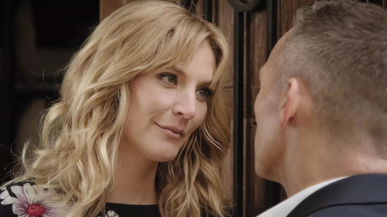 Mona ऑफ़लाइन और वास्तविक जीवन में फिर से कनेक्ट करती है