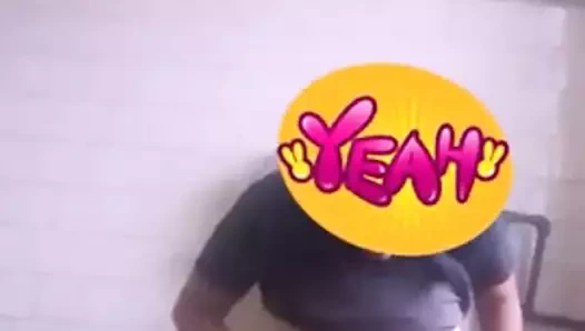 Karısı hostel tuvaletine işiyor