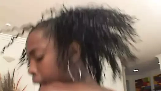 Adam büyük yarağını emiyor ve güzel bir zenci tarafından sikiliyor