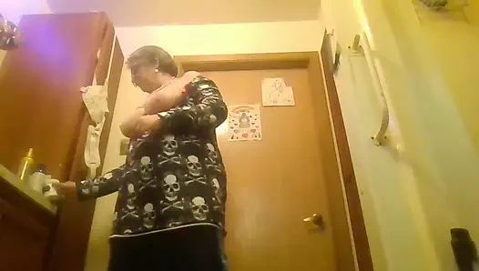 Yeni model ateşli vibe büyük dildolarla striptiz yapmaya ve kendine dokunmaya çalışıyor