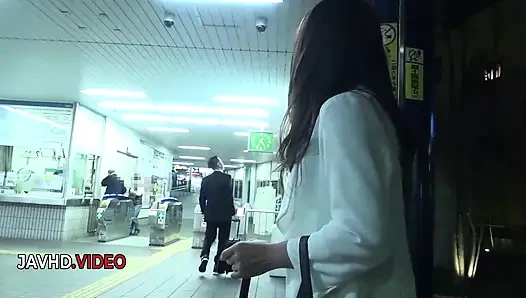 Sert jav orta yaşlı seksi kadın shiona suzumori sakso çekip çıldırıyor ve sonra orta yaşlı seksi kadını sikiyor