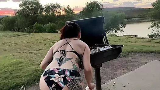 teşhiri barbekü macerası bölüm 1 - barbekü yaptı, adam onu dölladı