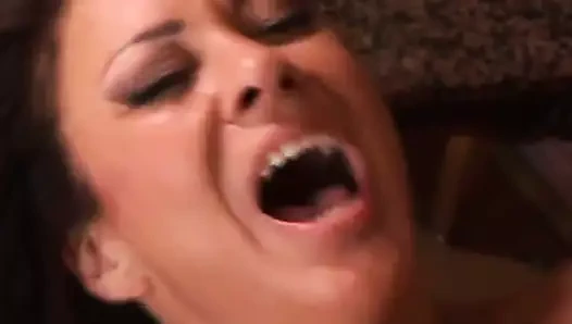 Milf sürtük ev sahibini sikikleri çünkü o kırdı