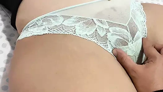 Baba uzakta iken Üvey anne ve sapıkça üvey bir yatak paylaşmak