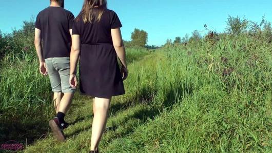 Mükemmel bir elle muamele ve halka açık bir parkın ortasında bir bankta göğüslerine bolca boşalma (CFNM )(amatör)