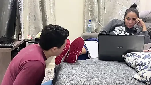 Kiffa spor ayakkabılarını yalarken ayak kölesini görmezden geliyor