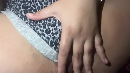 Ateşli güzellik battaniyenin altında kendini tatmin ediyor