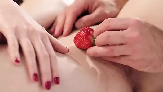 Çilek ve ıslak amcıkla oynuyor! Yakın çekim amcık parmaklıyor kadın orgazmı