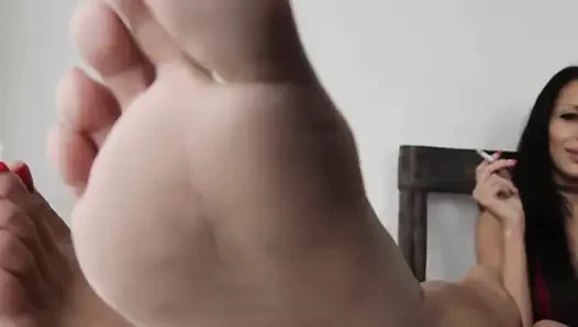 Tanrıça merhamet ile sıcak ayaklar sigara