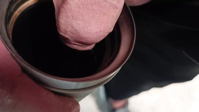 Şişeye işiyor, kıllı bir göt deliğini sikiyor ve külota boşalıyor