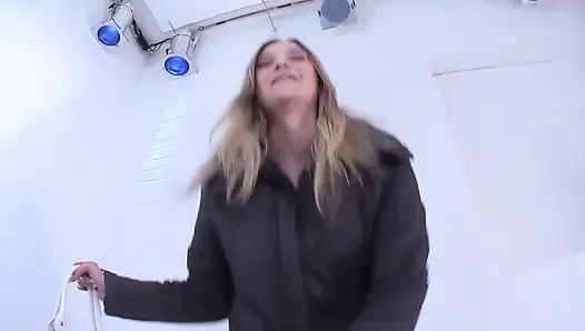 Sarışın azgın sürtüğü tıraşlı ıslak amcığını sikiyor