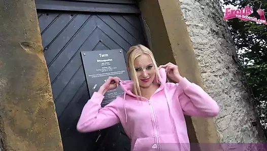 Cum yürüyüş yüz - Alman amatör genç ile kamu seks