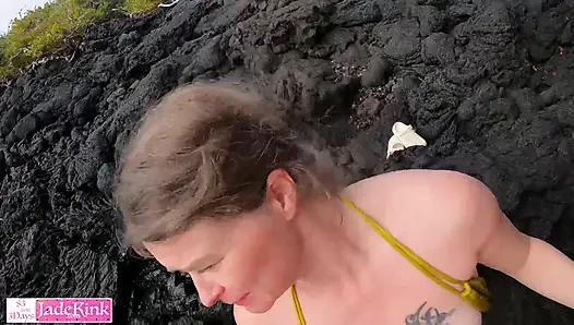 Jade Kink plajda gırtlağına kadar öğürüyor ve yüzüne boşalma