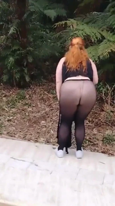 Ключевой момент из "Моя мачеха в прозрачных штанах без трусиков показывает на улице".