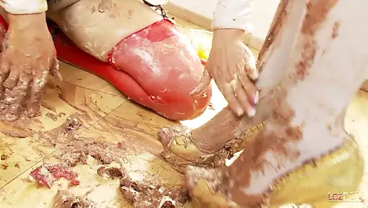 Edepsiz lezbiyenler klitorislerini ovarken ve amcıklarını dildolarla sikerken vücutlarını yiyecekle kaplıyorlar