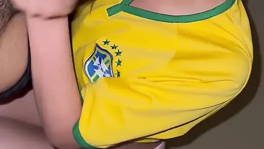 Genç adam penis emiyor ve zevkle çığlık atan sevgilisine biniyor