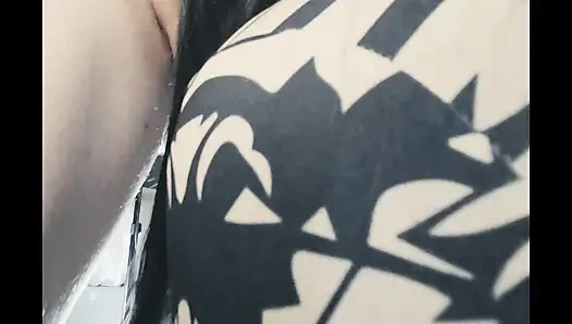 Aldatan evli kadın Bayan Noir kocasının arkadaşını sikiyor ve bakış açısı büyük beyaz yarak kıllı sıkı amcığını sıkıyor