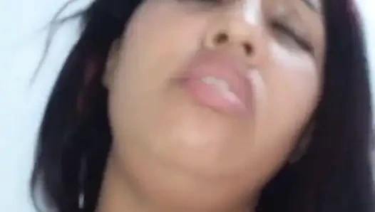 New York Abd'li 18 yaşındaki esmer büyük sarkık memeler üvey erkek kardeşinin büyük yarak planını sikiyor