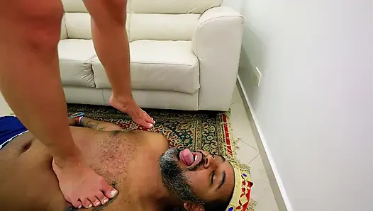 Derin İbadet: Bu Harika Esmerin Mükemmel Ayaklarını Öpüp Yalamak