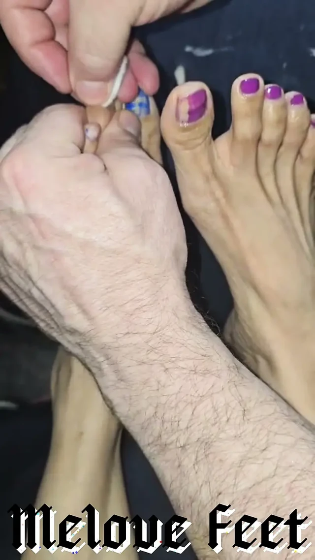 Melove 2 Nail polish colors on her Small feet