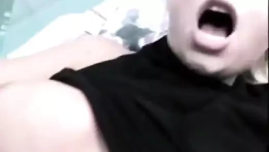 Harika memeli ateşli sarışın yarağa biniyor ve bahçede domalarak sikiliyor