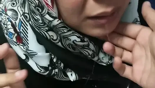 Bir fabrika kızı, gece kulübüne gitmeden önce güzel bir elbiseyle rahatsız edildi.