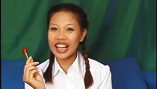 Minyon Asyalı sperm için beyaz yarağa biniyor