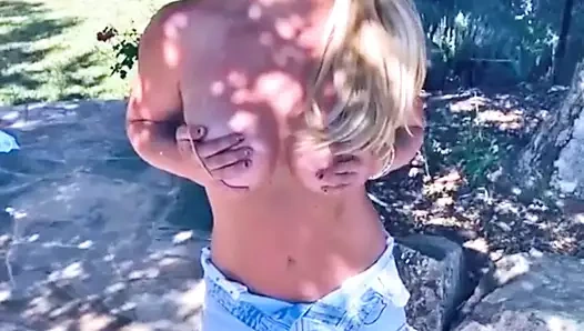 Britney spears çıplak göğüsleri tutuyor